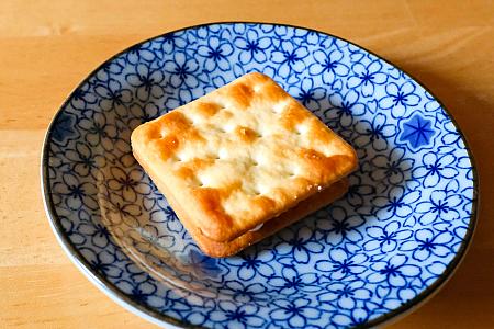 甘いヌガーにクラッカーって結構合う！