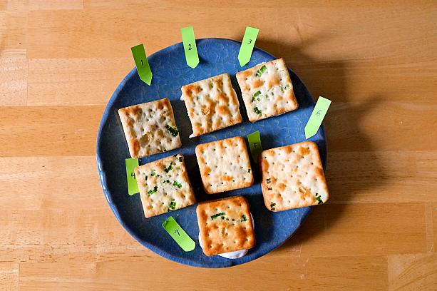 お店によってクラッカーのネギの量や焼き加減もまちまち！大きさもバラバラでした！