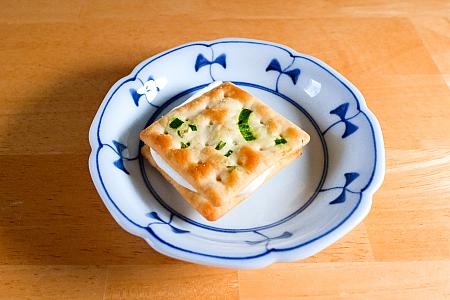 しっかりと焼かれたクラッカー