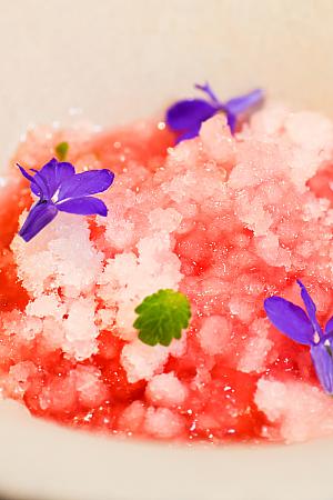 <b>[甘味]レンブ 日本酒 味醂 蜂蜜</b><br>お気付きですか？メニューはほぼ食材しか書かれていないんです。調理の様子を眺めながら、デザートは焼菓子か？！などと予想していたナビですが、うれしい誤算、お口をさっぱりさせてくれるソルベでした。台湾らしい果物・レンブを使った甘酸っぱい味わい♡