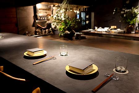 四季折々の素材と伝統的な和食の技法、さらにこれまで培ってきたフレンチやイタリアンの手法を取り入れた「新日本料理」を提案しています。席に着くと本日のメニューが用意されていました。既成概念に捕らわれない自由は発想のシェフおまかせ季節のコース料理全10品です。台北でも注目を集めるイノベーティブな食を体験できます。