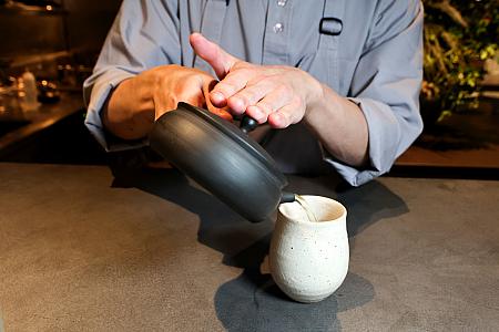 サーブされるお茶は奈良の井ノ倉ファームの緑茶やほうじ茶、またはハーブティーなど。余韻に浸りながら味わいましょう。
