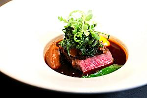 和食をベースにしたイノベーティブな一皿一皿。次はどんな料理が出てくるのか——そんなワクワクも含めて、「KUR」でしか味わえない時間をぜひ体験してみてください。記念日や特別な日のディナーに。台北で『少し背伸びしたい夜』に選びたくなる1軒ですよ。