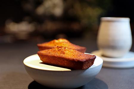 ……と思っていたら、なんと焼き立てのフィナンシェがサプライズで登場！カリッ＋ふわっ＋しとっのおいしさの波状攻撃に思わず笑顔になっちゃいました♡