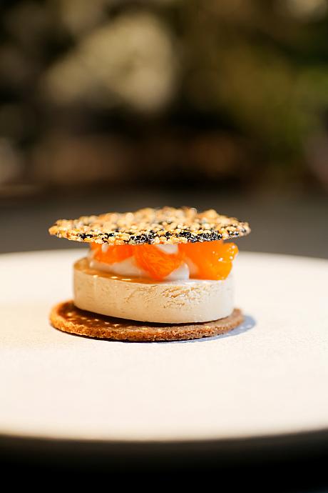 <b>[甘味]みかん ほうじ茶 胡麻</b><br>コースの締めくくりは、アイスクリームやヨーグルト、みかんや胡麻サブレなどが重なり合ったデザートで。フレッシュ＆ジューシーなみかんや胡麻の風味高いサブレなど幸せの極み～♪ごちそうさまー！