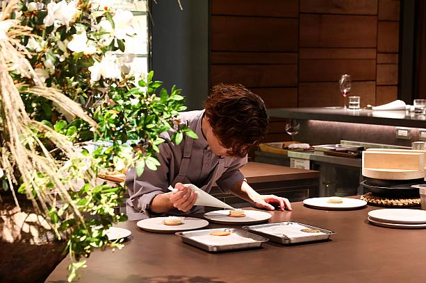 コースは3600元/人(水代込・別途サービス料10%)。ノンアル・アルコールペアリングは1500～2500元となっています。本日ご紹介したメニューは一例で、季節や仕入れによりその日1番のおすすめが楽しめます。つまり、その日だけの一期一会の体験が楽しめるってわけ。