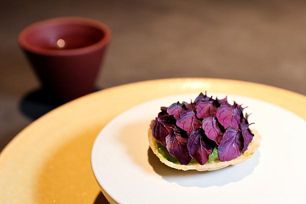 <b>[突出し]車海老 エストラゴン</b><br>フランス料理でおなじみのハーブ・エストラゴンを、車海老のタルタルに合わせ、エビ煎餅にトッピング。プリっとした食感と爽やかな香りが印象的なひと品です。