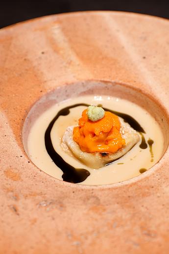 <b>[焼物]胡麻豆腐 雲丹 根セロリ</b><br>炭火焼きにした胡麻豆腐を雲丹と共に。胡麻豆腐は、外はサクッとした歯ごたえながら、一口かじればねっとり滑らか！異なる味のレイヤ―をまとめてくれるのが和の風味感じるクリーミーソースです。