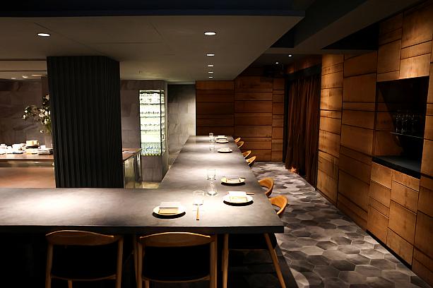 お洒落なファインダイニングですが、ここは台湾。ドレスコードもゆるく、スタッフは皆、若くてフレンドリー。