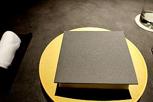 和食をベースにしたイノベーティブな一皿一皿。次はどんな料理が出てくるのか——そんなワクワクも含めて、「KUR」でしか味わえない時間をぜひ体験してみてください。記念日や特別な日のディナーに。台北で『少し背伸びしたい夜』に選びたくなる1軒ですよ。