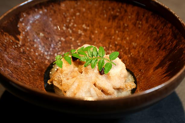 <b>[揚物]白子の天ぷら シュークルート</b><br>外はさっくり、中はクリーミーな白子がとろけるおいしさ！発酵キャベツ・シュークルートの酸味が味のアクセントになっています。思わず「美味！」と声が出るひと皿。