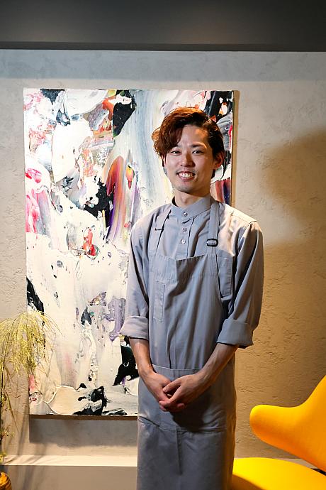 料理長を務めるのは、渡邊晃史シェフ。これまで「タテルヨシノ」や「フロリレージュ」などミシュラン星付きレストランで研鑽を積み、シドニーの「KURO BAR & DINING」を経て、28歳でこの舞台に立つ若きエースです。