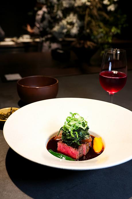 <b>[焼物]牛肉のすき焼き</b><br>この日のNo.1！厚切りステーキ肉を、甘辛いすき焼きソースでいただきます。すき焼き＝霜降りの薄切り肉が一般的なイメージですが、それを覆す斬新なアイディアが光る逸品。満足感も！