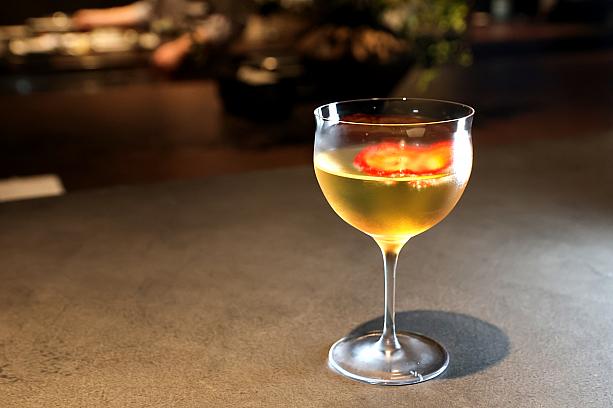 ペアリングのドライトマトのドリンクと。ヨーグルトのような酸味が驚きの口当たりです。不思議！