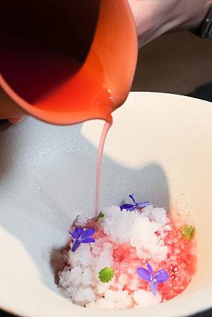 <b>[甘味]レンブ 日本酒 味醂 蜂蜜</b><br>お気付きですか？メニューはほぼ食材しか書かれていないんです。調理の様子を眺めながら、デザートは焼菓子か？！などと予想していたナビですが、うれしい誤算、お口をさっぱりさせてくれるソルベでした。台湾らしい果物・レンブを使った甘酸っぱい味わい♡