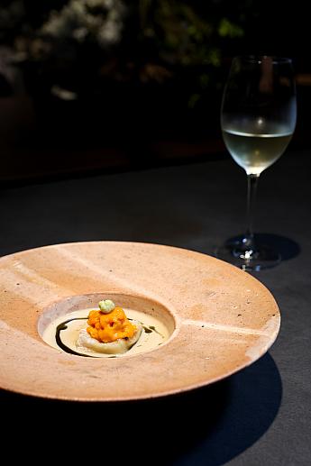 <b>[焼物]胡麻豆腐 雲丹 根セロリ</b><br>炭火焼きにした胡麻豆腐を雲丹と共に。胡麻豆腐は、外はサクッとした歯ごたえながら、一口かじればねっとり滑らか！異なる味のレイヤ―をまとめてくれるのが和の風味感じるクリーミーソースです。