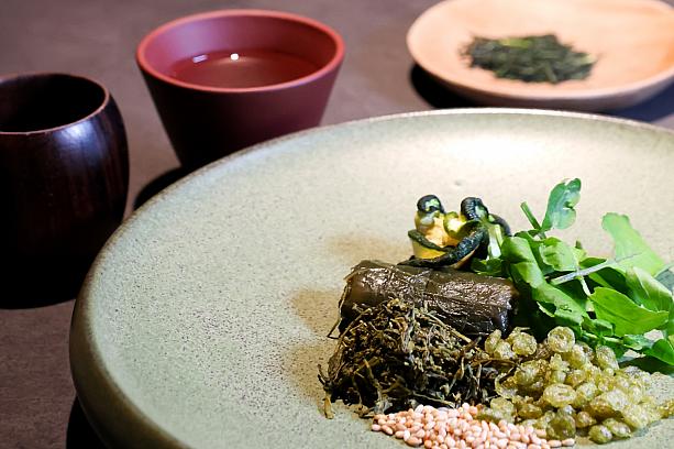 <b>[前菜]発酵緑茶と芥菜のお漬物サラダ</b><br>シェフの独創性を強く感じたのが、このお漬物のサラダです。茶葉や漬物といった『脇役』が主役に。苦味やほのかな酸味、爽やかさ、食感もしっとりだったり、シャキッとだったり、ポリポリだったり……ひと口ごとに印象が変わります。