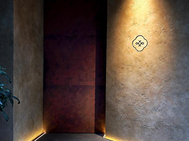 台北に、またひとつ気になるレストランが誕生しました。2025年秋にグランドオープンした「KUR」です。信義安和エリアの通りに面していますが、目印はロゴのみ。隠れ家のようなムードが漂います。