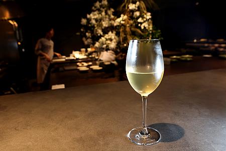 料理をさらに引き立てるのがペアリング。アルコール(5～7種)とノンアルコール(5～6種)が用意されています。今回はノンアル5種をオーダー。料理の苦味がまろやかな甘さに変わり、口の中をすっきりと整えてくれます。