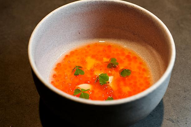 <b>[蒸物]帆立の茶碗蒸し 柑橘オイル いくら</b><br>柔らかな茶碗蒸しに北海道産の帆立やいくらをトッピング。爽やかな柑橘オイルがふわりと鼻を抜け、ホッと心が和むおいしさです。