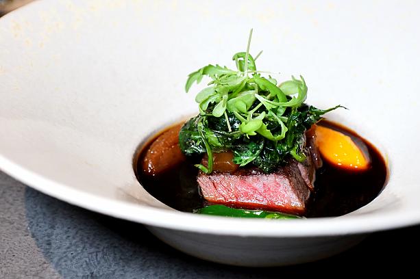 お肉の上に添えられた炭火で焼いた春菊のおいしさにも大感動♡