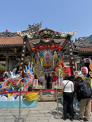 この日はいつもと少し違う華やかな雰囲気。ちょうど「艋舺龍山寺花燈」の期間(〜4/6)で、色とりどりのランタンが境内を彩っていました。伝統的なお寺に幻想的な灯りが加わって、いつにも増して見応えがあります。