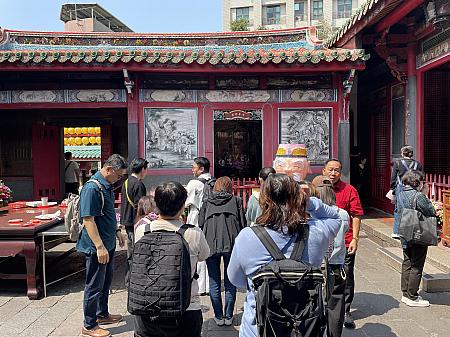 定番の恋愛の神様・月老の前や、お守り売り場はやはり大人気。お守りは、カウンター前に置かれた紙に欲しい商品の番号を書いて渡すスタイルです。番号札を受け取って、呼ばれたら受け取りに行きます。価格は40元〜300元ほどで、かわいいものからシンプルなデザインまで種類豊富です。