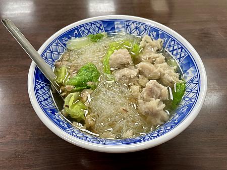 注文は、店頭にある「外帶(テイクアウト)」か「内用(店内)」の用紙を選び、食べたいものにチェックを入れるスタイル。ナビは店内利用にして、テーブル番号を記入して注文しました。支払いは先でも後でもOKです。<br>注文したのは肉羹米粉(85元)。あっさりとしたスープに、歯ごたえのある肉団子とビーフン、青菜が入っていて、するっと食べられるおいしさ。気づけばあっという間に完食していました。