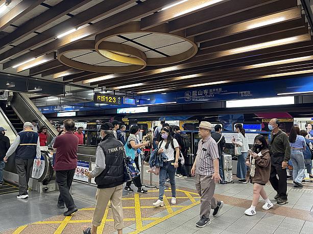 MRT「龍山寺」駅に降りるたびにナビが思うこと。「暗い〜〜〜っ」。皆さんはどうですか？ほかの駅よりもどこか薄暗くて、人で溢れていても、なぜかみんな下を向いているように見えるんです。……まあ、完全に目の錯覚なんですけどね(笑)