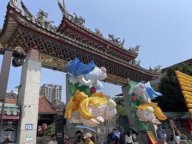 そんなことを考えながら、久しぶりに「龍山寺」へ。1738年(清・乾隆3年)建立、約300年の歴史を誇る由緒あるお寺です。