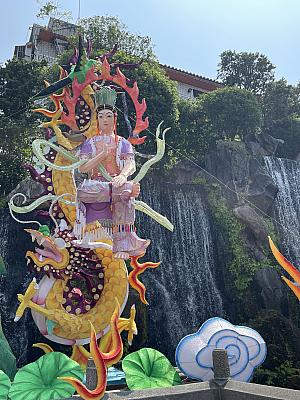 この日はいつもと少し違う華やかな雰囲気。ちょうど「艋舺龍山寺花燈」の期間(〜4/6)で、色とりどりのランタンが境内を彩っていました。伝統的なお寺に幻想的な灯りが加わって、いつにも増して見応えがあります。