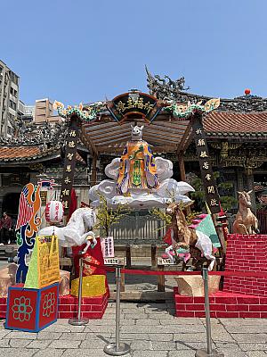 この日はいつもと少し違う華やかな雰囲気。ちょうど「艋舺龍山寺花燈」の期間(〜4/6)で、色とりどりのランタンが境内を彩っていました。伝統的なお寺に幻想的な灯りが加わって、いつにも増して見応えがあります。