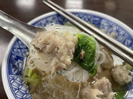 注文は、店頭にある「外帶(テイクアウト)」か「内用(店内)」の用紙を選び、食べたいものにチェックを入れるスタイル。ナビは店内利用にして、テーブル番号を記入して注文しました。支払いは先でも後でもOKです。<br>注文したのは肉羹米粉(85元)。あっさりとしたスープに、歯ごたえのある肉団子とビーフン、青菜が入っていて、するっと食べられるおいしさ。気づけばあっという間に完食していました。