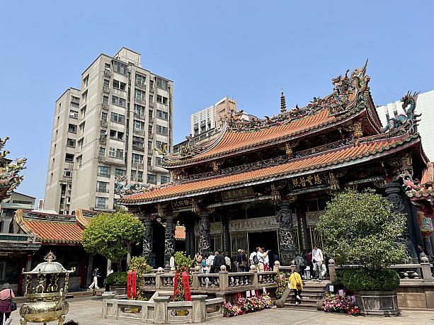 境内には日本人観光客のほか、インドや欧米からの参拝客も多く、かなりインターナショナルな雰囲気。さすが台北屈指のパワースポットです。