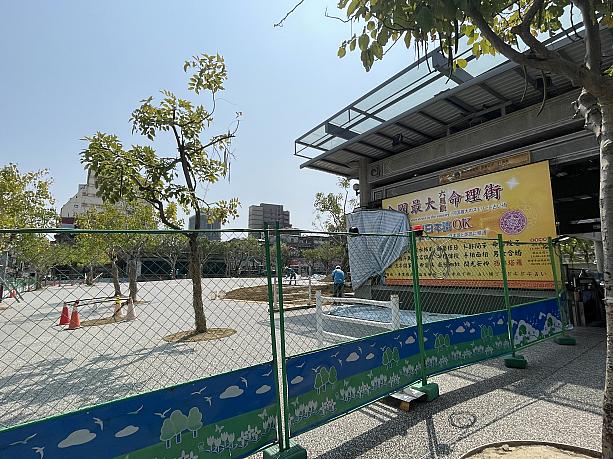 艋舺公園は現在大規模工事中で、2026年8月に完成予定とのこと。なんと『台湾版の表参道』として生まれ変わるそうです。これまでは『台北の西成』と異名が付けられ、たくさんのホームレスの方々が寛ぐ場でしたが……。これまでとは大きく雰囲気が変わりそうで、今後の変化も気になります。