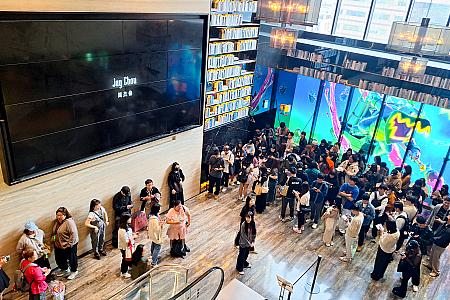 ファンとメディアで埋め尽くされる映画館