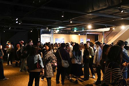 ファンとメディアで埋め尽くされる映画館