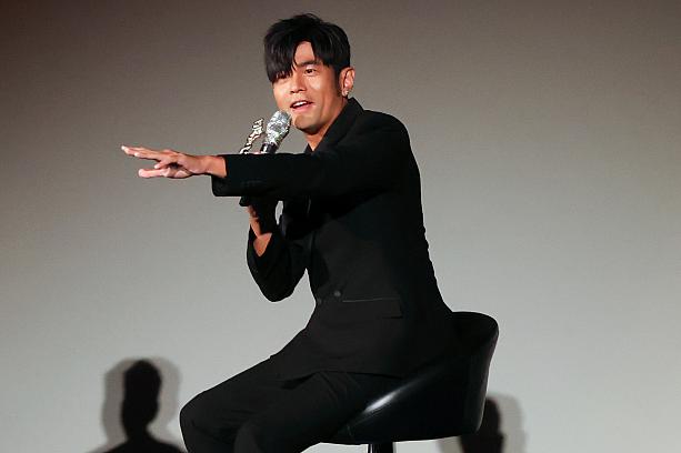 ここまでのスターになると緊張なんてするのかしら⁇と思ってしまいますが、ステージに立つ前にこれまで2度パニックに陥ったことがあると明かしました。