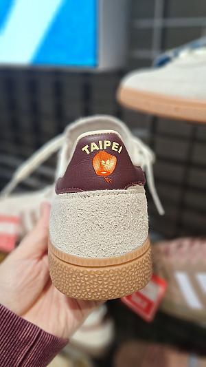 そのほか、LaLaport 南港館内のアディダスでは最新台北限定デザインのランタンバージョンも見てきましたよ！ららぽーと南港店、ちょっと遠いけれど行く価値は絶対アリです♡