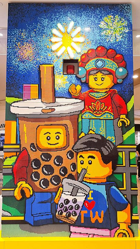 「樂高®授權專賣店(レゴ®ストア)LaLaport 南港店」です。エスカレーターから見えたタピオカミルクティーと原住民のレゴアートに惹かれてショップの方へ行ってみると……