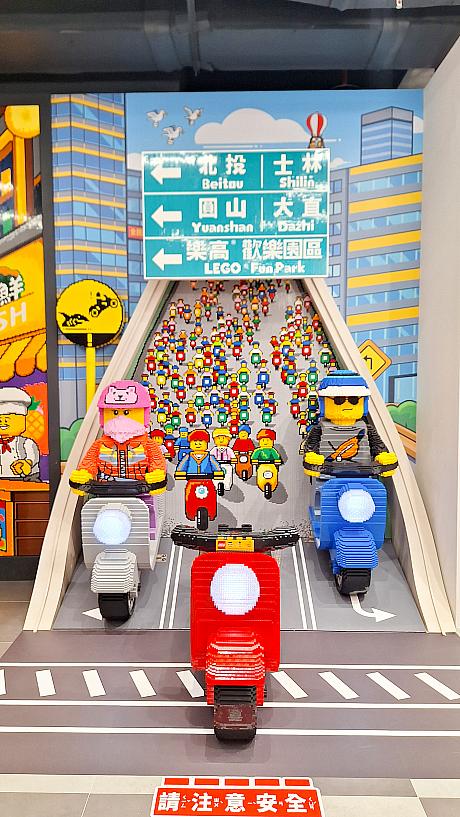 わぁ！バイクの滝(本当はスクーターに乗っている人が多いんだけど……)のレゴアート。実は真ん中のスクーターは乗れるようになっていて、バイクの滝の先頭を走っているような写真が撮れるんです！かわいすぎる～♡