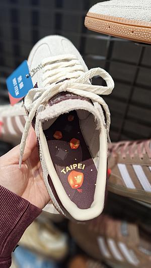 そのほか、LaLaport 南港館内のアディダスでは最新台北限定デザインのランタンバージョンも見てきましたよ！ららぽーと南港店、ちょっと遠いけれど行く価値は絶対アリです♡