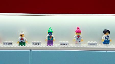 台湾限定レゴとかないかなぁ？と探していると、多くの人が画面に向かってすごい真剣に色々選んでいます。よく見ると、オリジナルミニフィギュアが作れる「Minifigure Factory」だったよう！