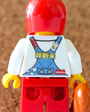 じゃぁ～ん！ナビと甥っ子のオリジナルレゴが完成しました！イラストはいくつ足してもいいとわかってから、たくさん足したナビのレゴちゃんは、自分の視力を試しているかのごとく何がプリントされているか見えないほど。皆さんは欲張りすぎずデザインしてみてください！