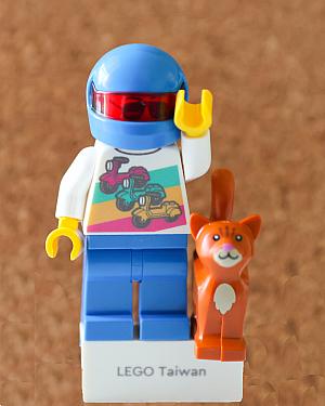 じゃぁ～ん！ナビと甥っ子のオリジナルレゴが完成しました！イラストはいくつ足してもいいとわかってから、たくさん足したナビのレゴちゃんは、自分の視力を試しているかのごとく何がプリントされているか見えないほど。皆さんは欲張りすぎずデザインしてみてください！