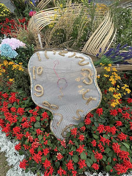 ほかにもサルバドール・ダリの『記憶の固執』(別名：溶ける時計)をオマージュした作品や花に囲まれたヨットなどがありました