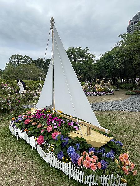 ほかにもサルバドール・ダリの『記憶の固執』(別名：溶ける時計)をオマージュした作品や花に囲まれたヨットなどがありました