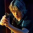 本作ではプロの殺し屋役に初挑戦。アクションシーンも多く、役作りのためにモデルガンを持ち歩き、鏡の前で抜きの動作を練習していた本気エピソードも飛び出しました。