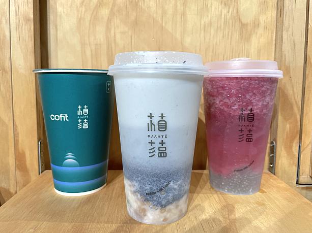 (中央)1食分に匹敵する「<b>芝麻高蛋白堅果飲</b>」<br>Cofitの機能性プロテインドリンクに、ごまパウダー、無糖豆乳、ナッツ、オーツ麦を加えた一杯です。芳醇なごまの香りとともに、しっかりとしたボリューム感も感じられます。<br>ナッツやオーツ麦がカップの底に溜まるので、最後は勢いよく吸うのがおすすめ。飲んだ後は歯にごまなどがついていないかチェックも忘れずに！(笑)<br><br>(右)お昼ご飯と夜ご飯の間に飲むのがおすすめの「<b>莓果益生菌奇亞飲</b>」<br>Cofitの酵素複合体プロバイオティクス、フレッシュクランベリー、バナナ、オレンジ、アロエベラ、チアシードが原材料。ほんのり酸味がありつつ、軽くて爽快な飲み心地！