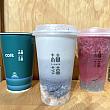 (中央)1食分に匹敵する「<b>芝麻高蛋白堅果飲</b>」<br>Cofitの機能性プロテインドリンクに、ごまパウダー、無糖豆乳、ナッツ、オーツ麦を加えた一杯です。芳醇なごまの香りとともに、しっかりとしたボリューム感も感じられます。<br>ナッツやオーツ麦がカップの底に溜まるので、最後は勢いよく吸うのがおすすめ。飲んだ後は歯にごまなどがついていないかチェックも忘れずに！(笑)<br><br>(右)お昼ご飯と夜ご飯の間に飲むのがおすすめの「<b>莓果益生菌奇亞飲</b>」<br>Cofitの酵素複合体プロバイオティクス、フレッシュクランベリー、バナナ、オレンジ、アロエベラ、チアシードが原材料。ほんのり酸味がありつつ、軽くて爽快な飲み心地！
